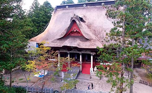 Pay your respects at Sanjingosaiden before or after the Ishidan Stone pilgrimage